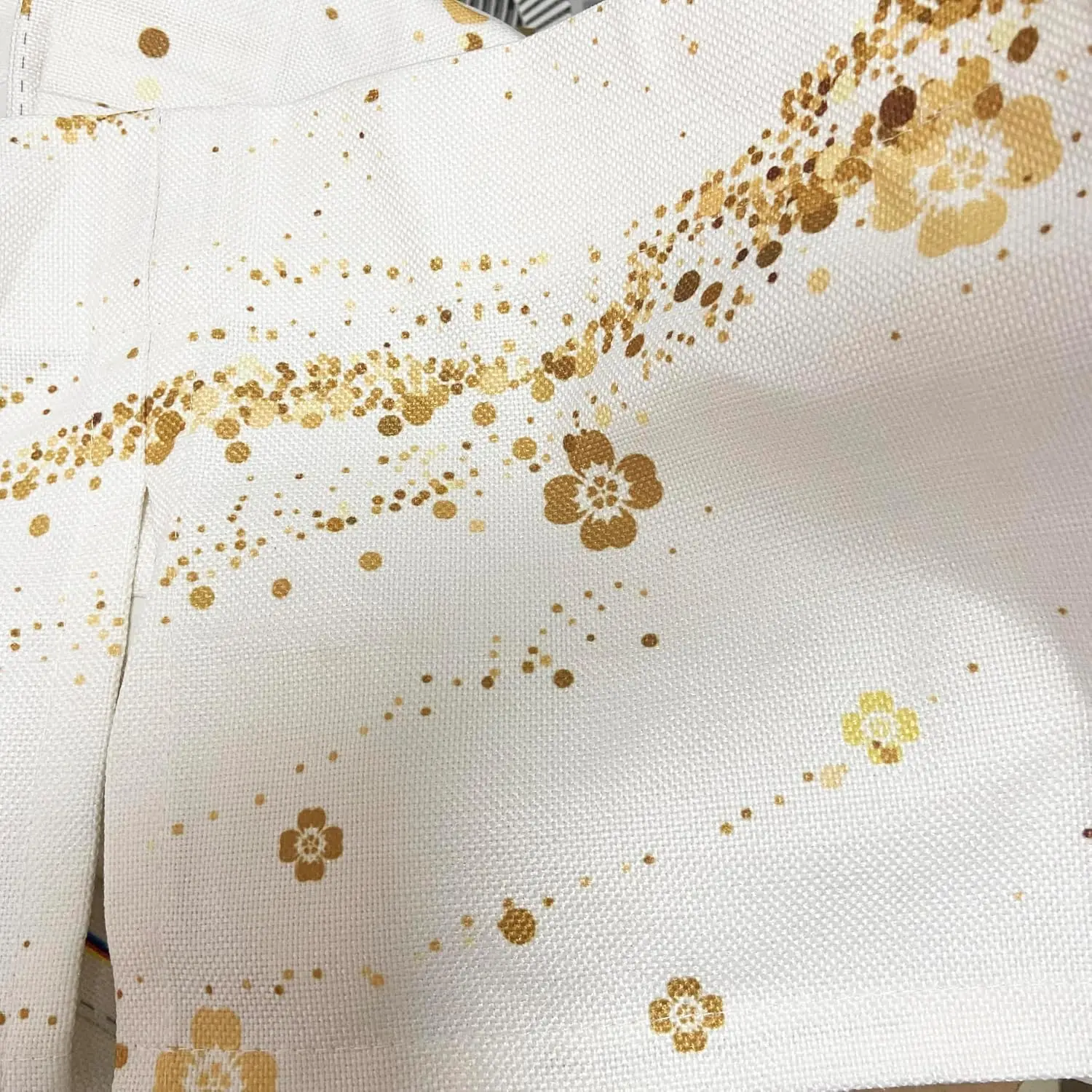 Modern Luxury Gold Foil Texture Noren, White and Gold Flowing Sand Pattern Hanging Short Curtain for Beauty Salon Cafe