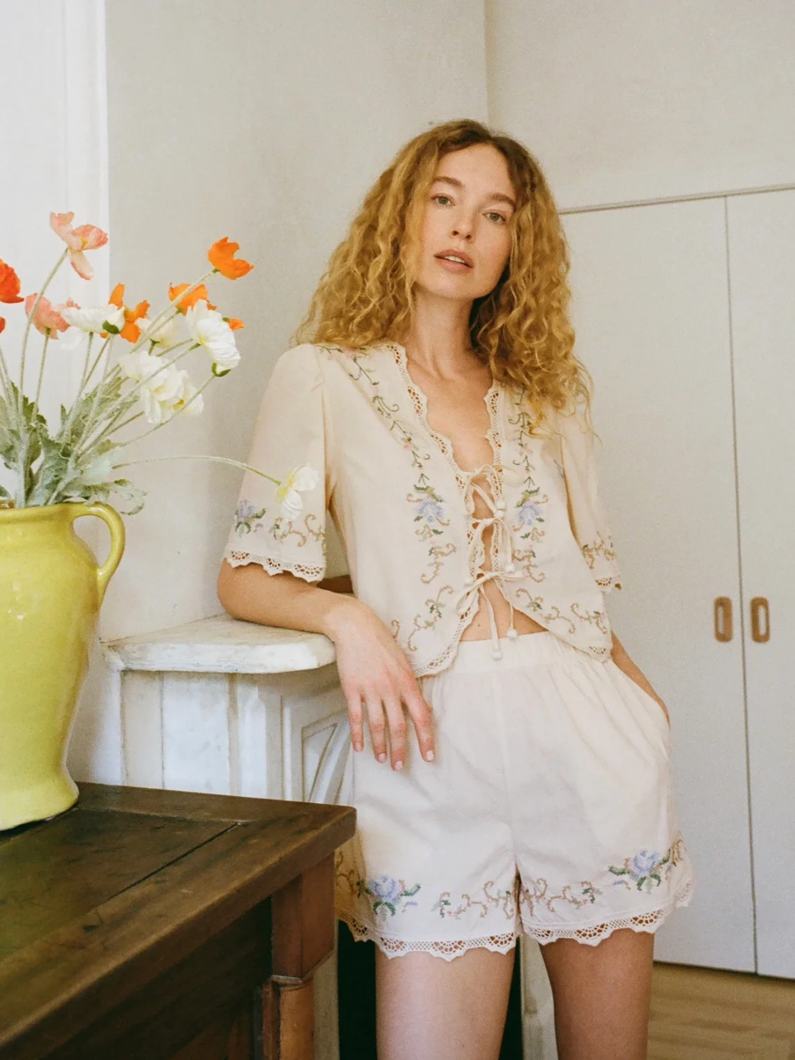 

Летний комплект SE2025: Вышитая ажурная рубашка с поясом и шорты, женский модный хлопковый комплект из двух предметов с V-образным вырезом на пуговицах