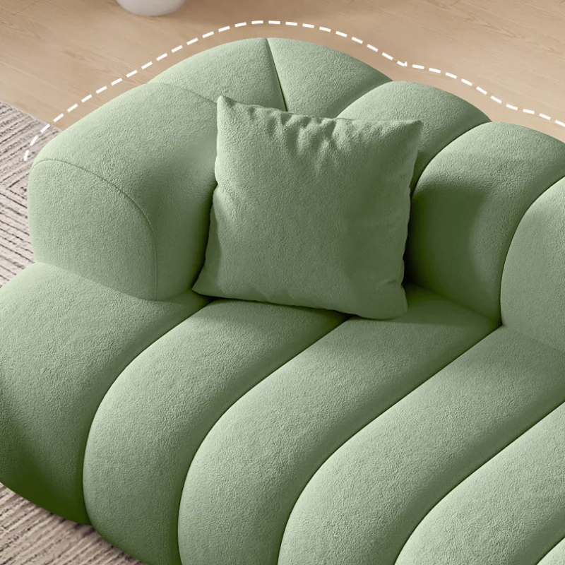 أريكة منتفخة من جلد الغنم الفرنسي الأنيق لغرفة المعيشة الحديثة الصغيرة مع تصميم بسيط وأثاث مستقيم لتخطيط ثلاثة أشخاص