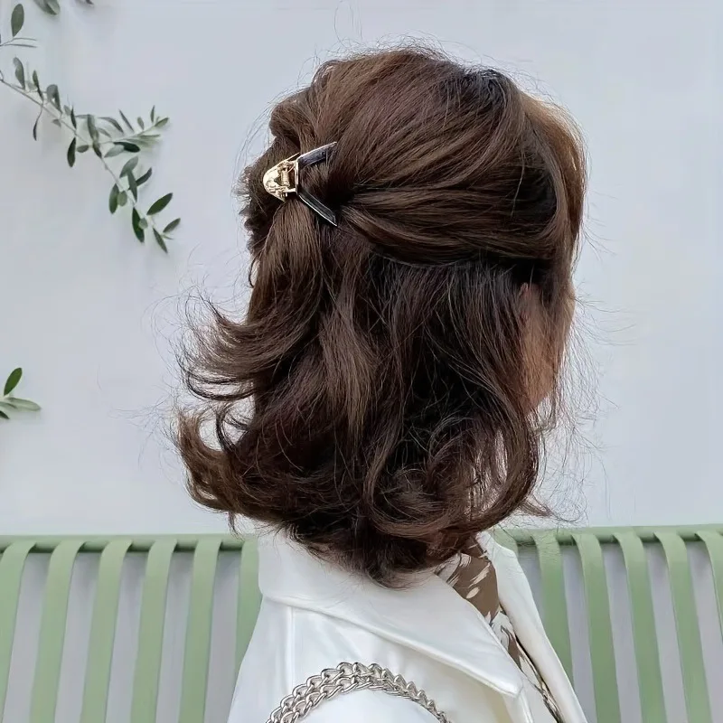 1pc Girly Triangle Gripper，Elegant Vintage-Inspired Hair Claw with Heart Design - Non-Slip Ponytail Holder for Women and Girls