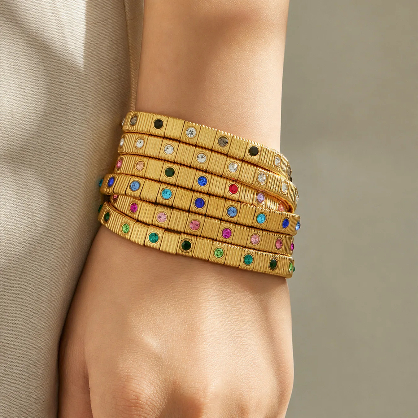 Edelstahl-Armband mit Streifenmuster, Quadratischen Perlen und Gliedern, 18K Vergoldet, mit Farbigen Kubischen Zirkonia für Damen – Detail 4