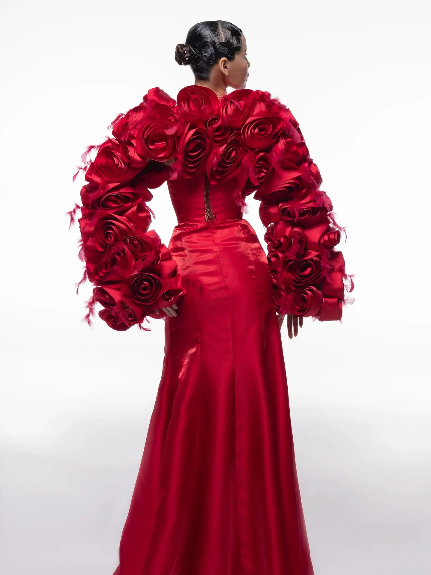 معطف وردي أحمر مزين بالزهور مع أكمام مميزة - ملابس خارجية رومانسية طليعية، عرض ساخن لعام 2026، قبعات حفلات عصرية للسيدات