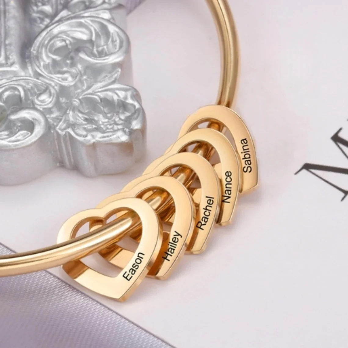 

Jeshayuan Custom Hearts Bangle Bracelet for Grandma with Grandkids Names Engraved Name Love Charm Bracelet For Mother Gift