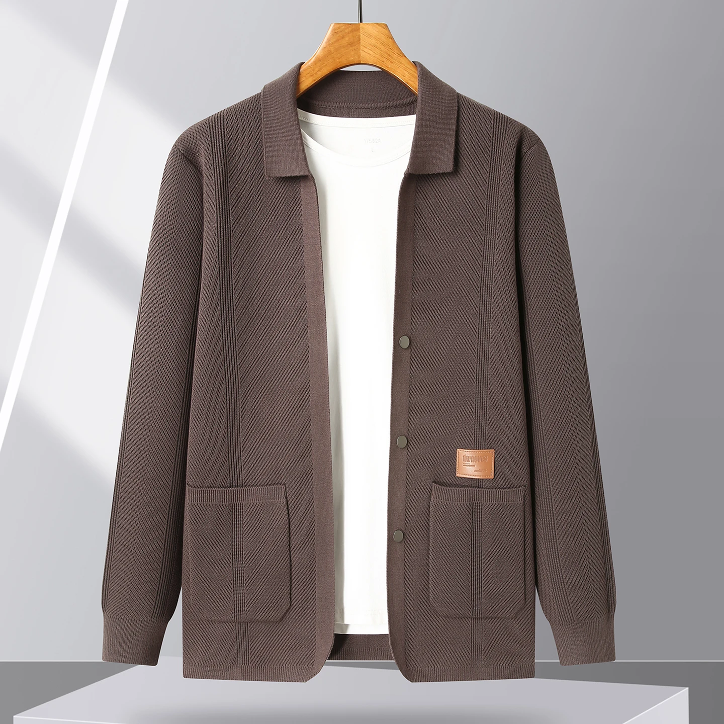 

Роскошные бренды тиснение мужчины перевернутый воротник кардиган высококачественное комфортабельное вязаное пальто осенняя и зимняя мода пуговицы карманы отдых свитер куртка