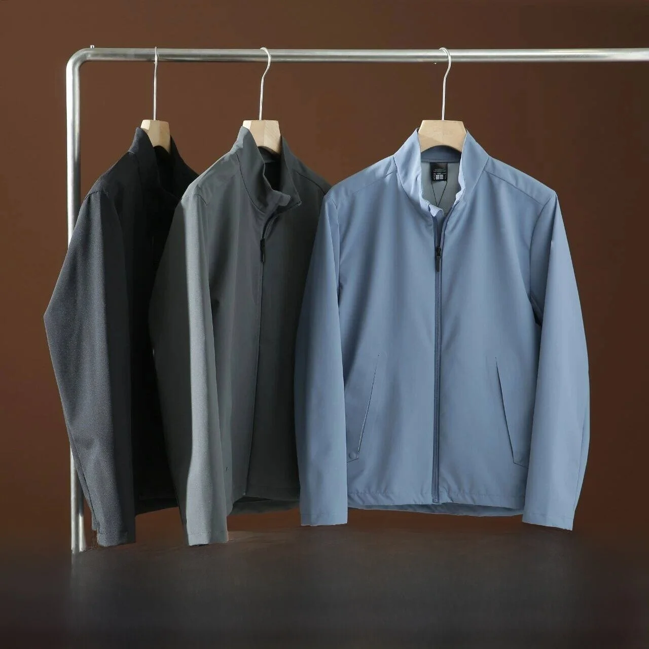 

Высококачественная мужская куртка Softshell для активного отдыха с лазерной резкой, водонепроницаемая, с воротником-стойкой, легкая, из полиэфирного волокна, для весны и осени