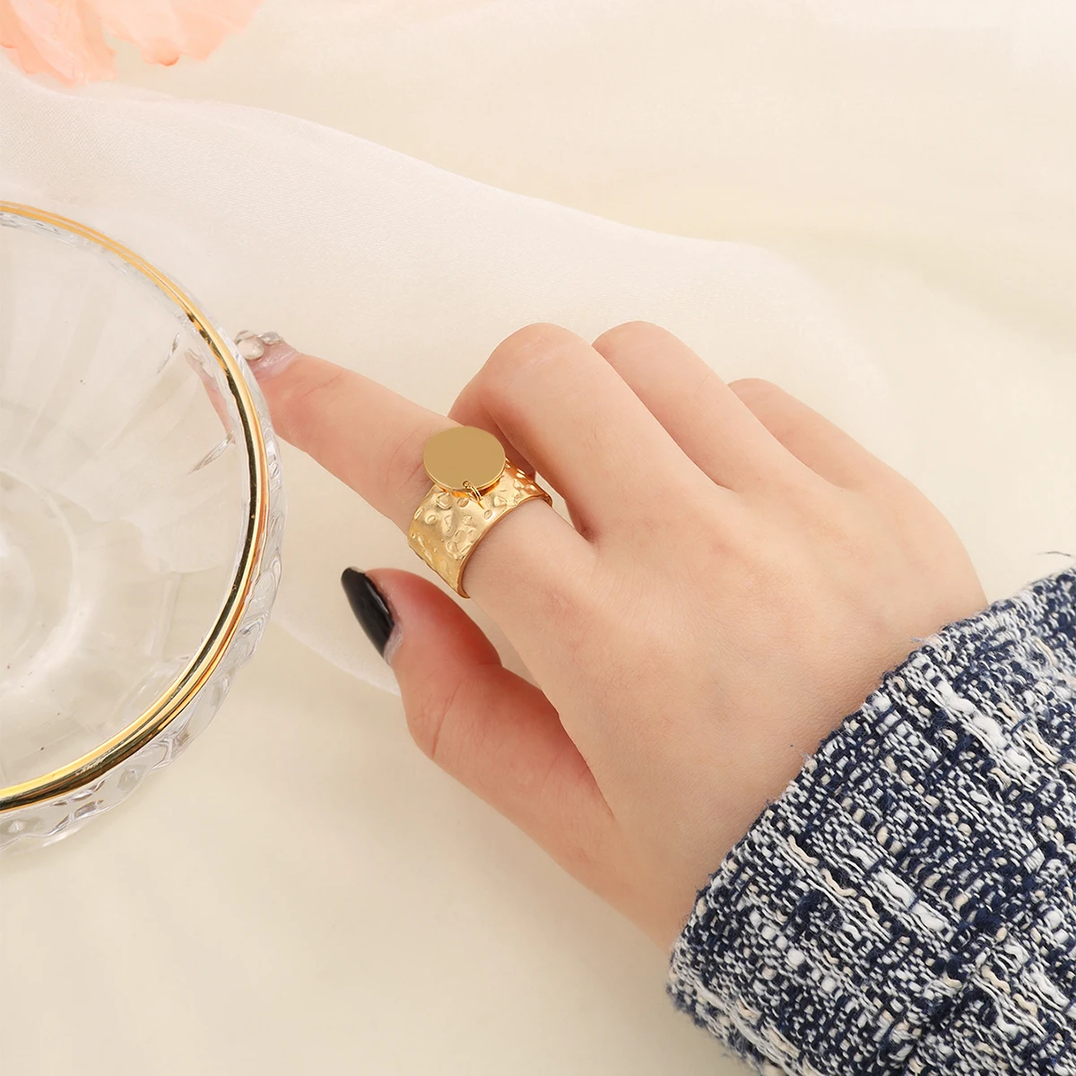 

1 classic stainless steel women's versatile ring with an open mouth