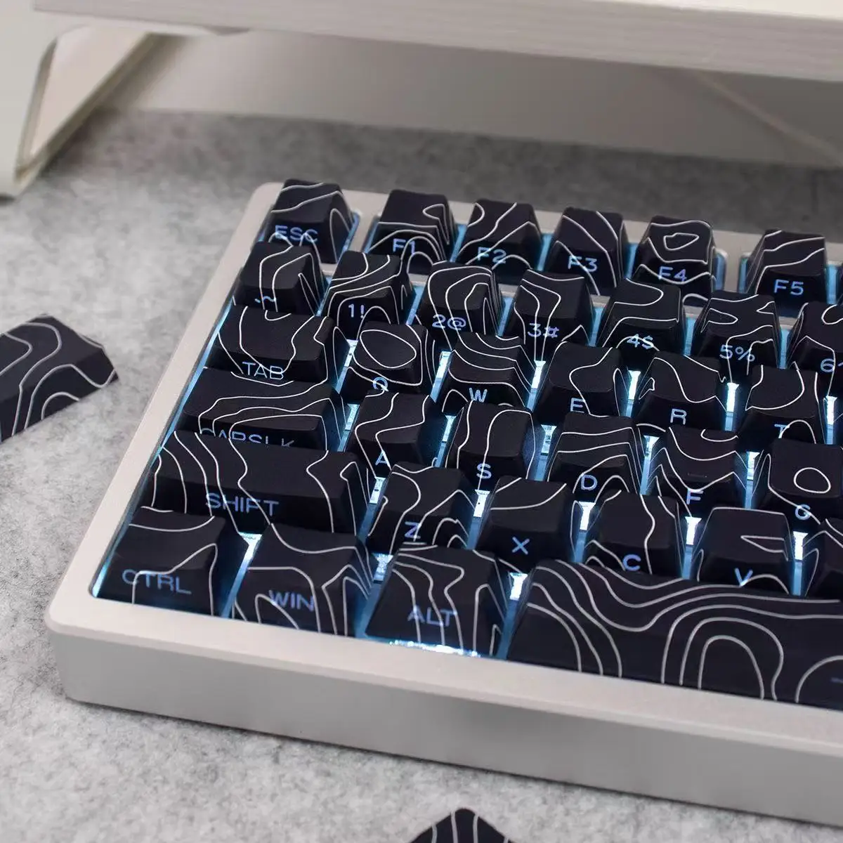 

The fashionable side-engraved pattern keycaps are suitable for most mechanical keyboards.