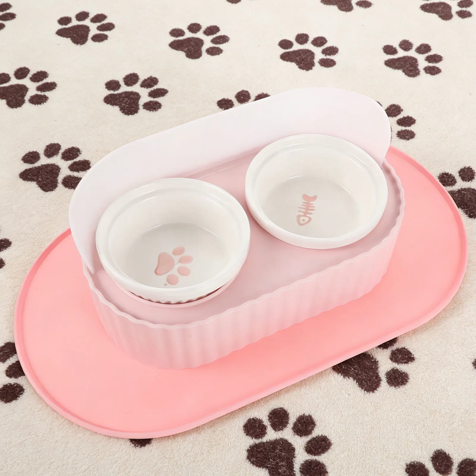

Набор из 2 керамических мисок для кошек на приподнятой подставке с водонепроницаемым ковриком, нескользящие миски-кормушки для котят и щенков