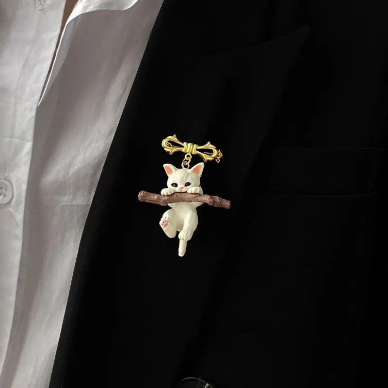 Cute Japanese Hugging Branch Kitten Cartoon Brooch Three-dimensional Brooches Badge for Women Clothes Bag Decoration