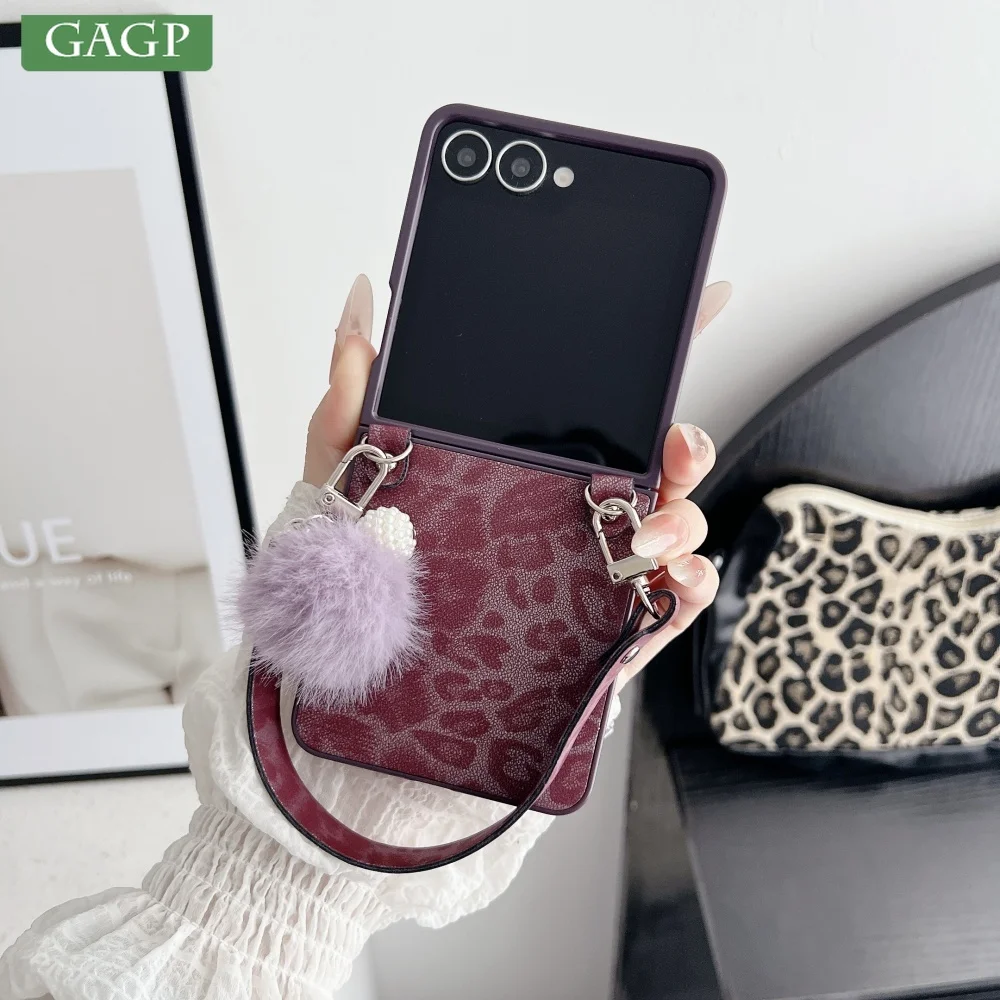 

INS модный чехол для телефона с леопардовым принтом для Samsung Galaxy Z Flip 7 6 5 4 3, милый комочек для волос с подвеской на запястье, защитный кожаный чехол