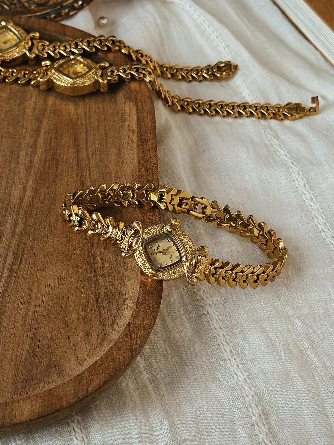 1 pièce de nouvelle montre pour femme haut de gamme vintage en or de style français avec bracelet en alliage de cuivre, élégante et de niche, avec un sentiment de sophistiques, à la mode, simple, luxueuse, en ligne, populaire, haut de gamme