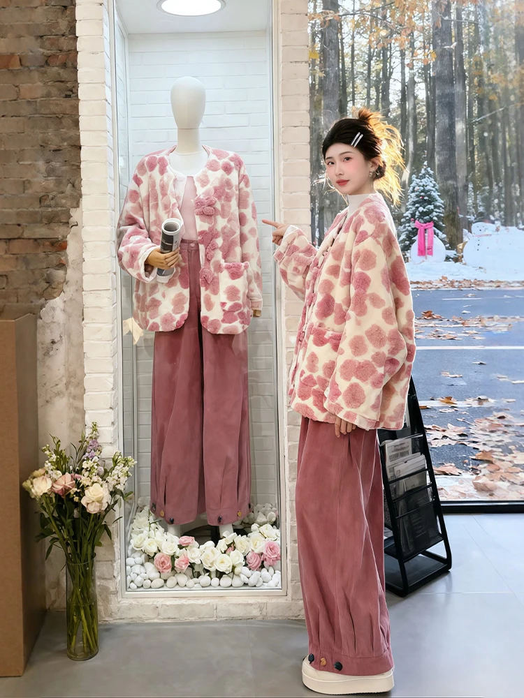

Комплект для полных женщин: зимний модный костюм с розовой курткой из овечьей шерсти и широкими брюками. Удобный, теплый, повседневный, в корейском стиле, свободного кроя.