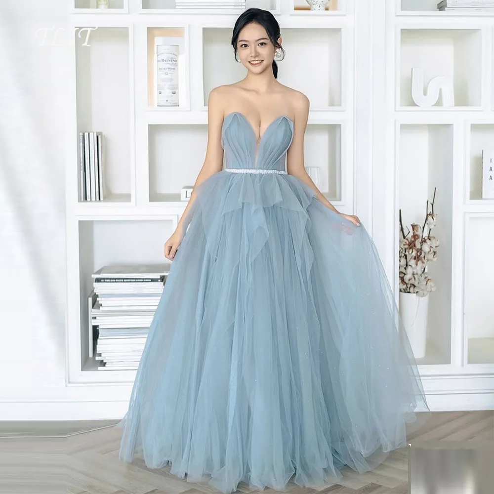 Elegancka suknia wieczorowa z tiulu w kolorze pudrowego błękitu, koreańska suknia ślubna, sesja zdjęciowa, suknie balowe z dekoltem w serduszko, szyte na miarę długie suknie z szalem.