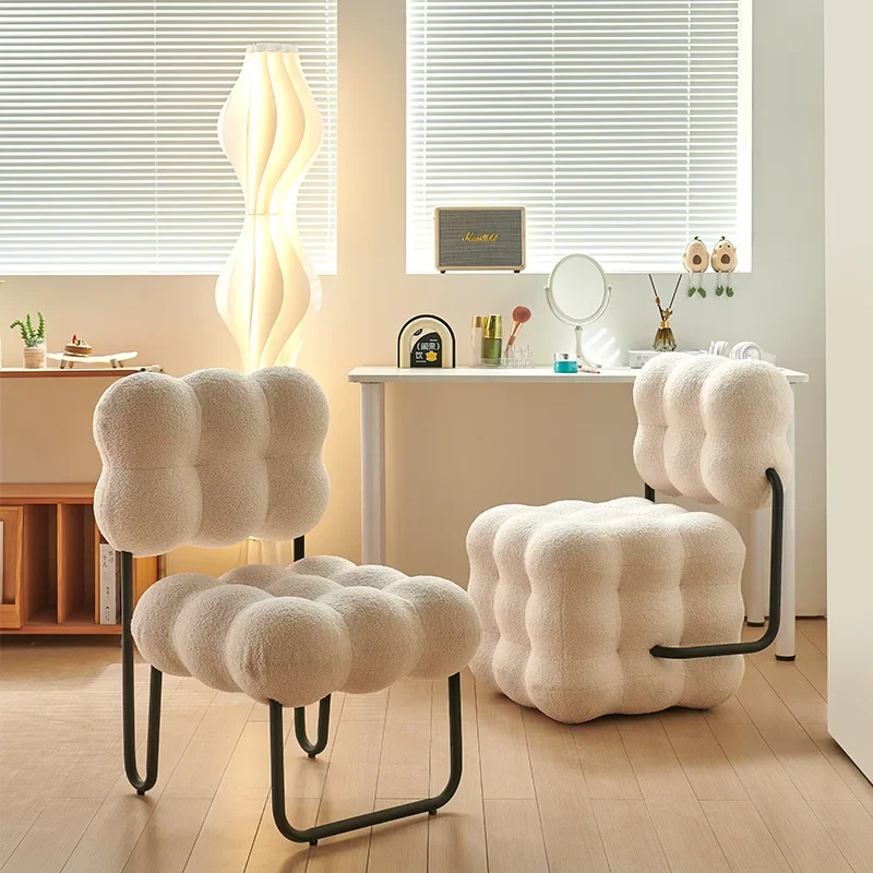 Kursi sofa untuk perempuan, kursi rias kamar tidur bergaya mewah ringan, bangku rias selebgram, kursi krim untuk ruang ganti, desain kreatif.