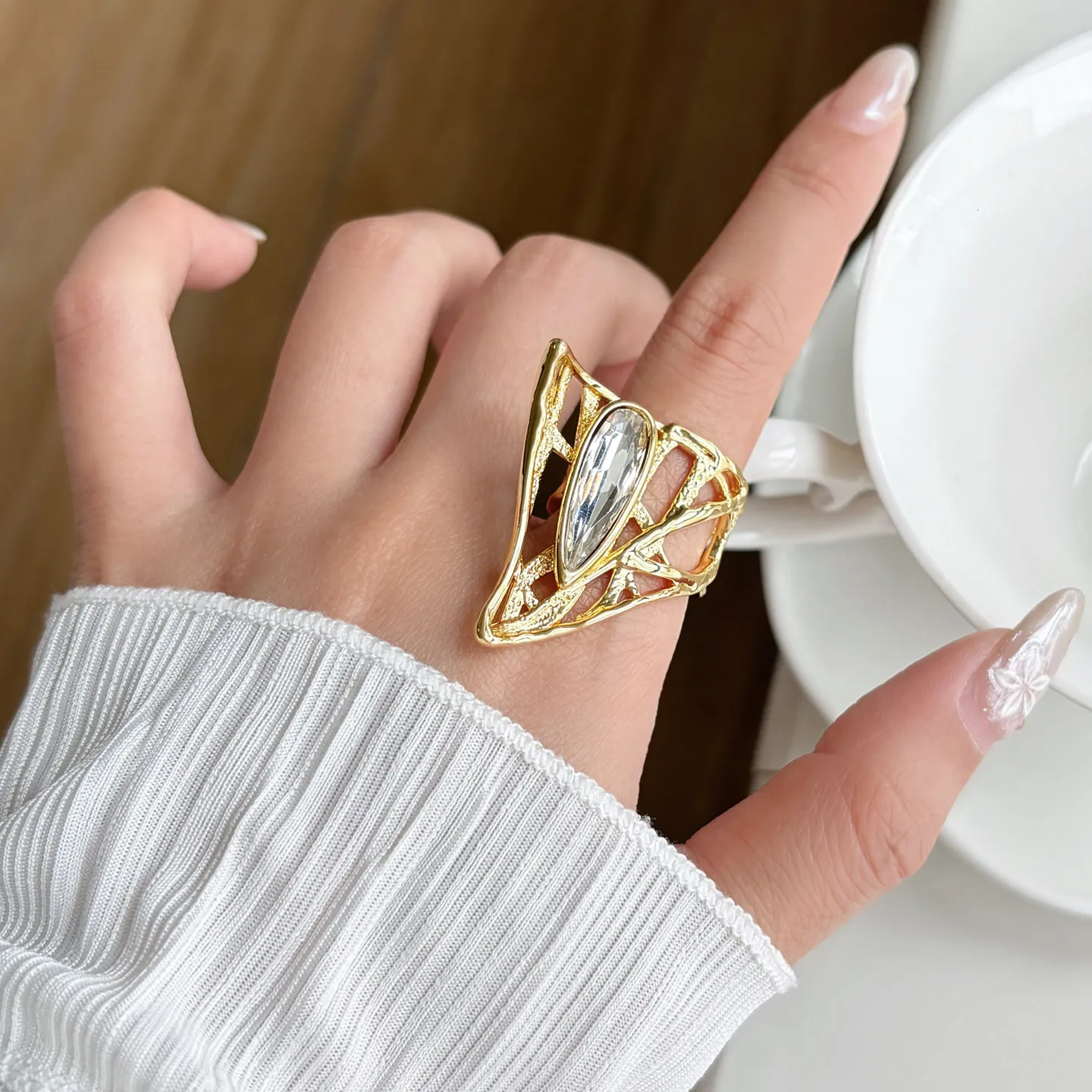 Vintage 80s Hollow Vines Teardrop Open Ring for Women Luxury Gold Wide Band Statement Jewelry Party Evening Accessory