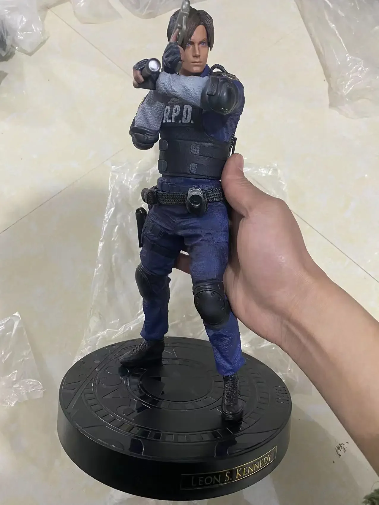 

Genuine Resident Evil Remake Game Statue 1/6 Leon Scott Kennedy Model Action Figure Collect Toy