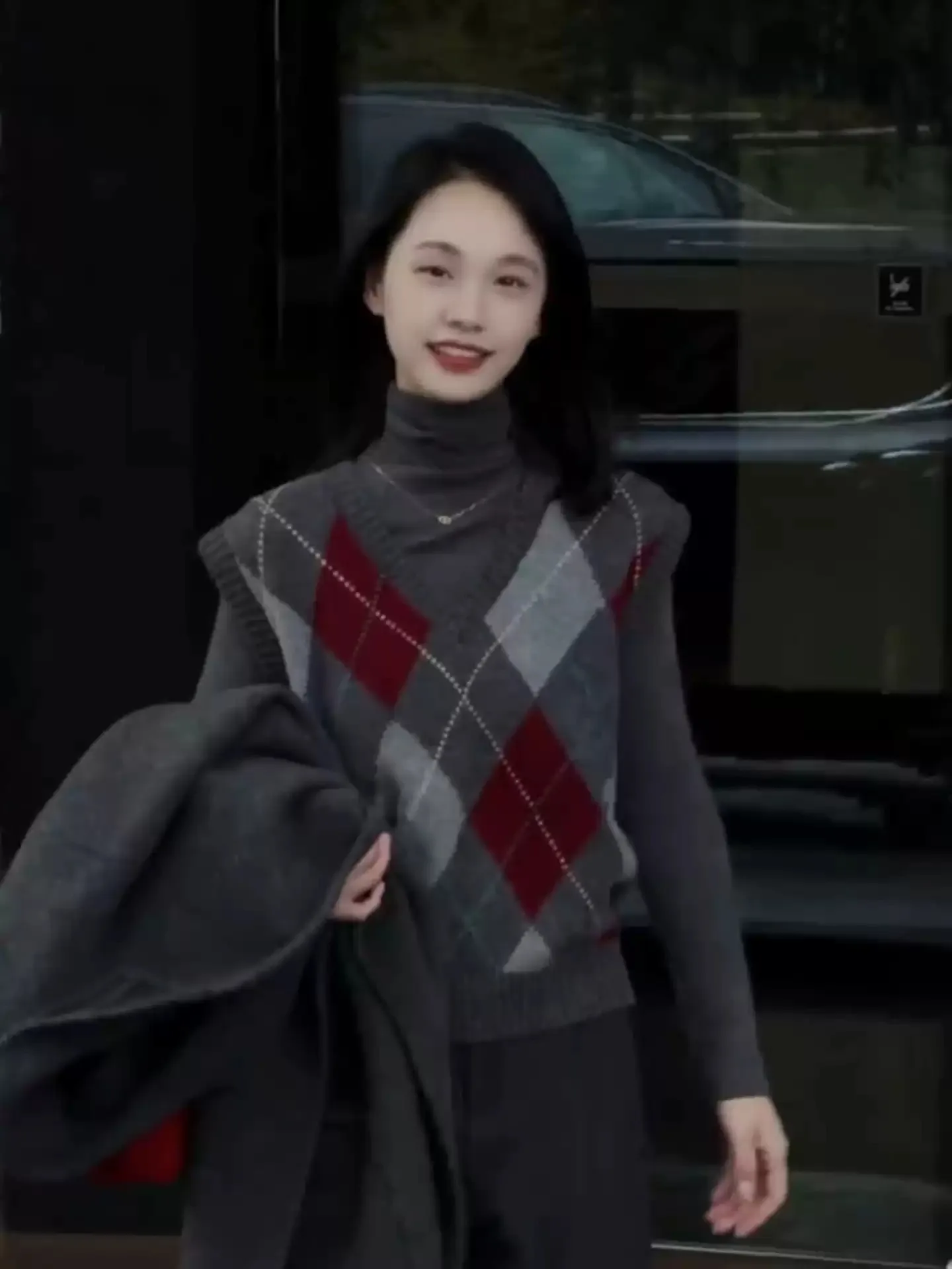 In winter, the new Korean version of western-style clothes is built inside this year's fashionable knitted vest.