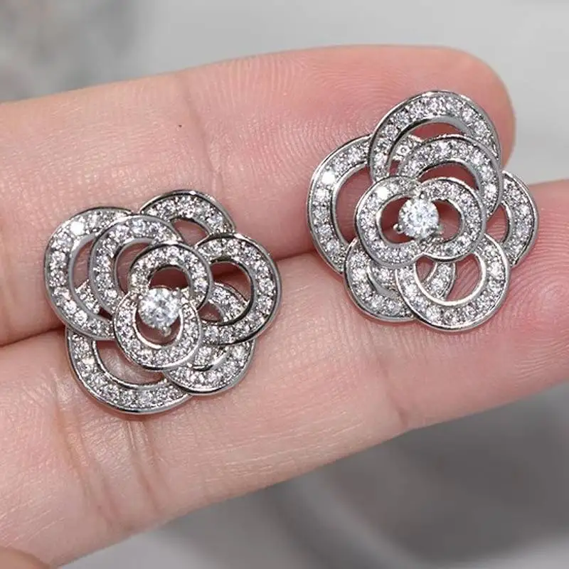 Huitan Blumenförmige Damen-Ohrstecker, ausgehöhltes Design mit glänzenden CZ, ästhetische Hochzeit, trendige Accessoires, vielseitiger Schmuck