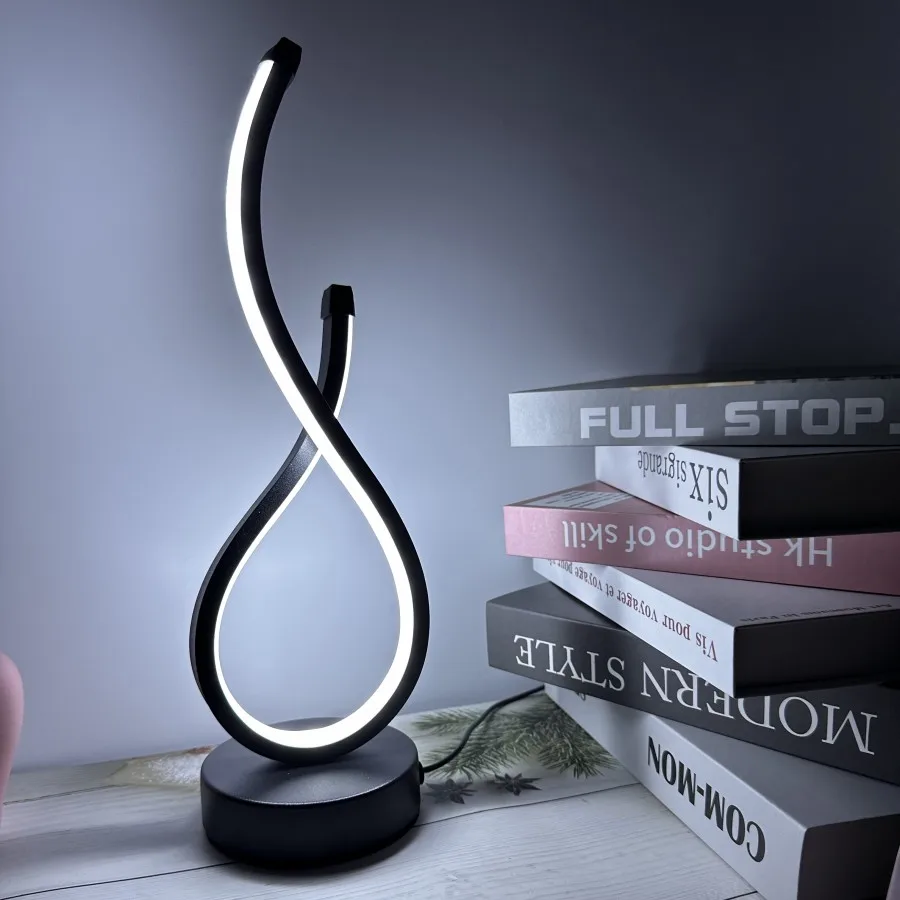 

Современная настольная лампа из кованого железа с питанием от USB — трехцветный светильник.