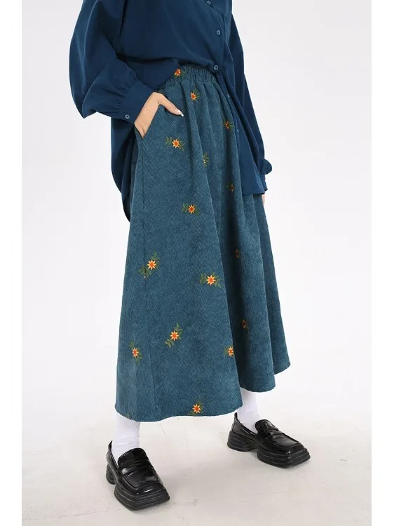Lente 2026 Bloemenborduurwerk Corduroy A-lijn Midi Rok Plus Size Dames Elastische Taille Lange Afslankende Veelzijdige Rokken
