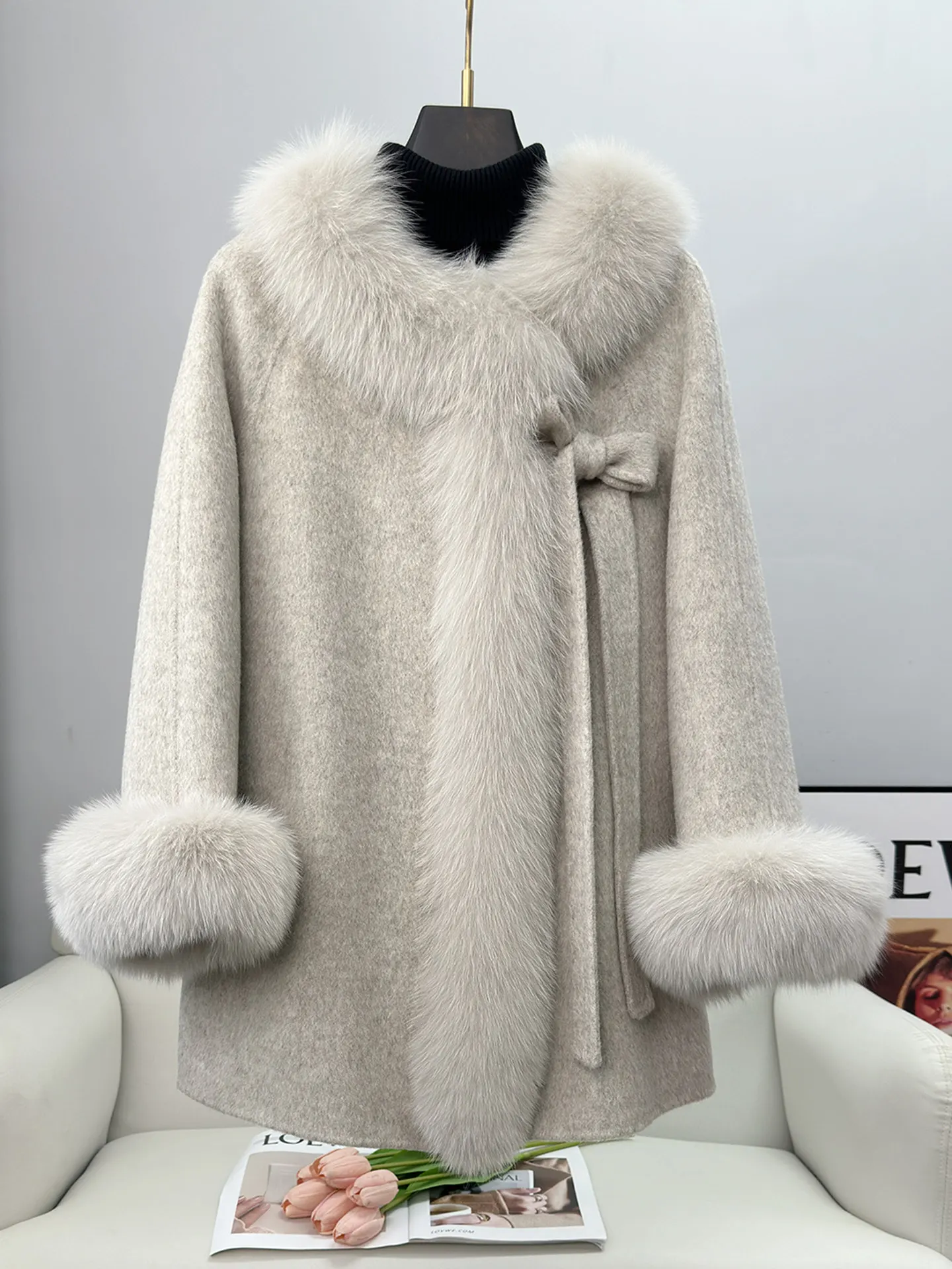 Ragazza delicata e tenera, cappotto in cashmere double face con fiocco, collo in pelliccia di volpe, pelliccia da donna, cappotto in lana di nuovo stile per inverno