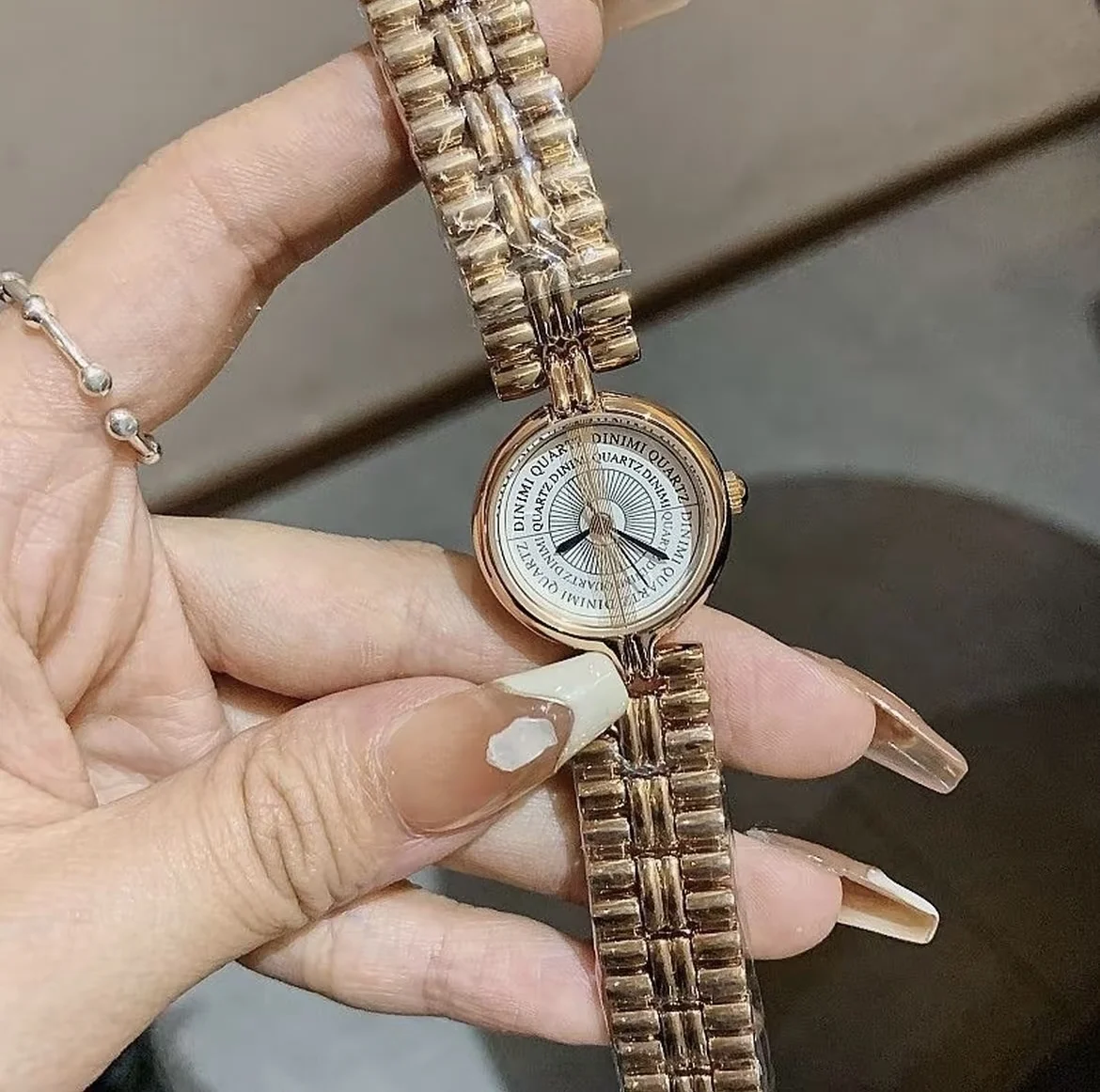2025 حار! جديد الموضة سوار خمر الذهب المرأة ووتش شخصية فاخرة اللكم الملمس النمط النبيل