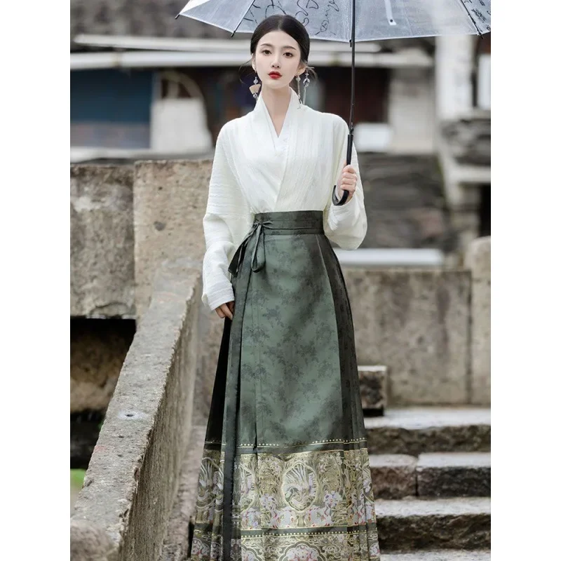 

New Chinese-style improved Hanfu suit for women, autumn and winter new daily horse skirts, a full set