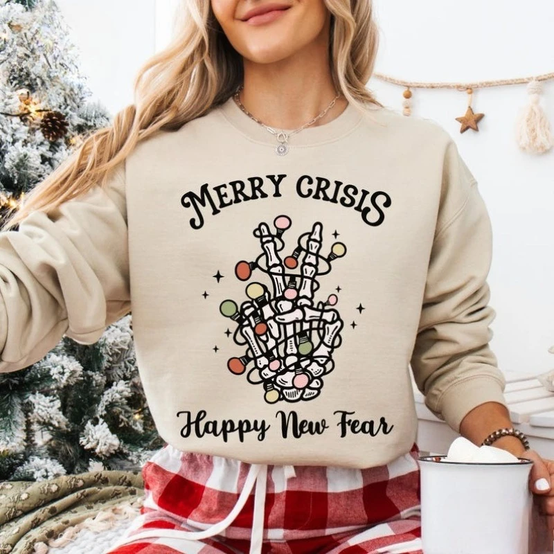 

Рождественская рубашка со скелетом Merry Crisis: забавная толстовка для праздничного сезона с круглым вырезом и длинными рукавами, осенне-зимняя термотолстовка