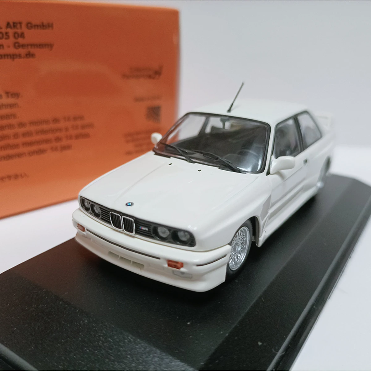 modelo-a-escala-1-43-de-aleacion-fundida-a-presion-bmw-m3-e30-blanco-de-1987-auto-deportivo-clasico-regalo-para-adultos-souvenir-exhibicion-estatica