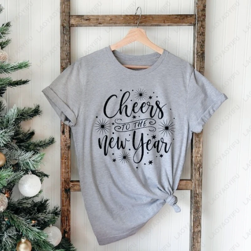 เสื้อยืดผ้าฝ้ายสำหรับผู้ใหญ่แบบยูนิเซ็กซ์ ลายกราฟิกเทศกาลไวน์ ฉลองปีใหม่ 2026 สไตล์เรียบง่าย ทันสมัย