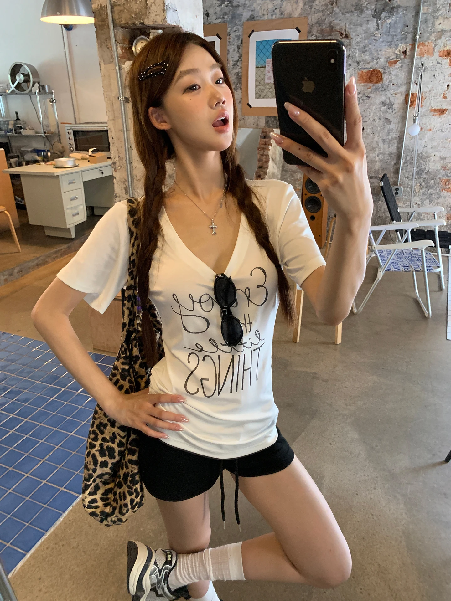 تي شيرت نسائي صيفي جديد بأكمام قصيرة وياقة على شكل V، تصميم أبيض يبرز الكتفين، قصة عادية، أنيق وعصري بمظهر شبابي جذاب #5