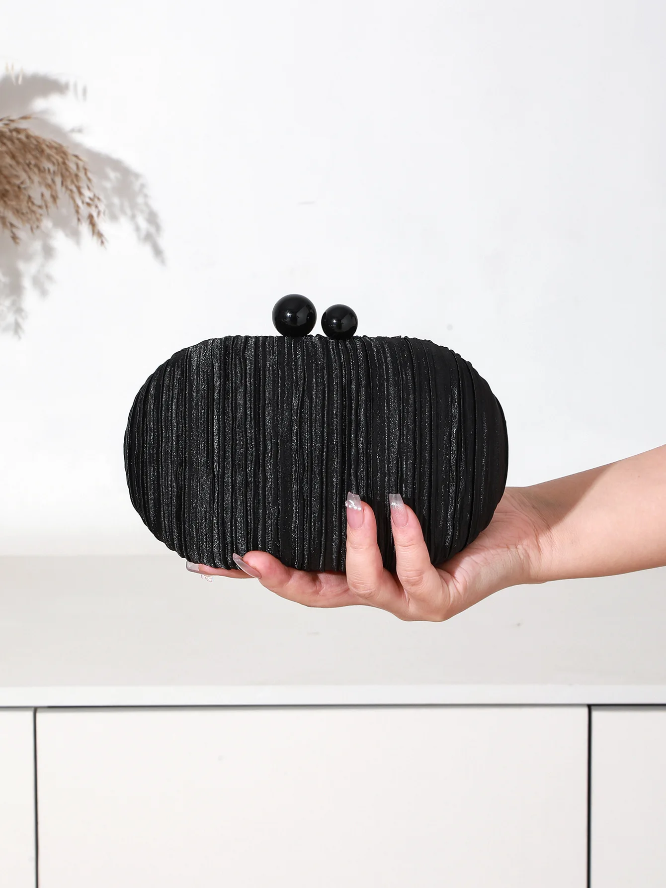 Bolso de mano elegante de satén plisado AW, nuevo diseño de nicho, bolso de noche para damas, estilo princesa nupcial, bolsos y carteras redondos de tela para ceremonias.