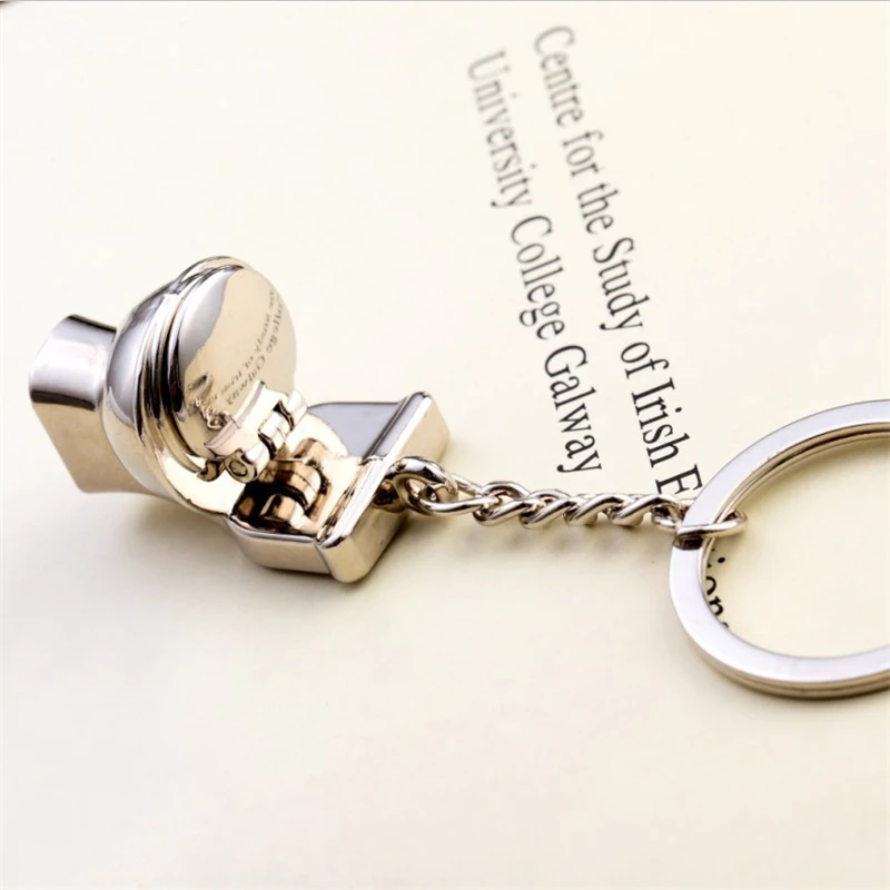 Nowa nowość Halloween śmieszne gadżety metalowy breloczek zamknij stołek toaletowy żart brelok parodia Prank brelok dla dzieci