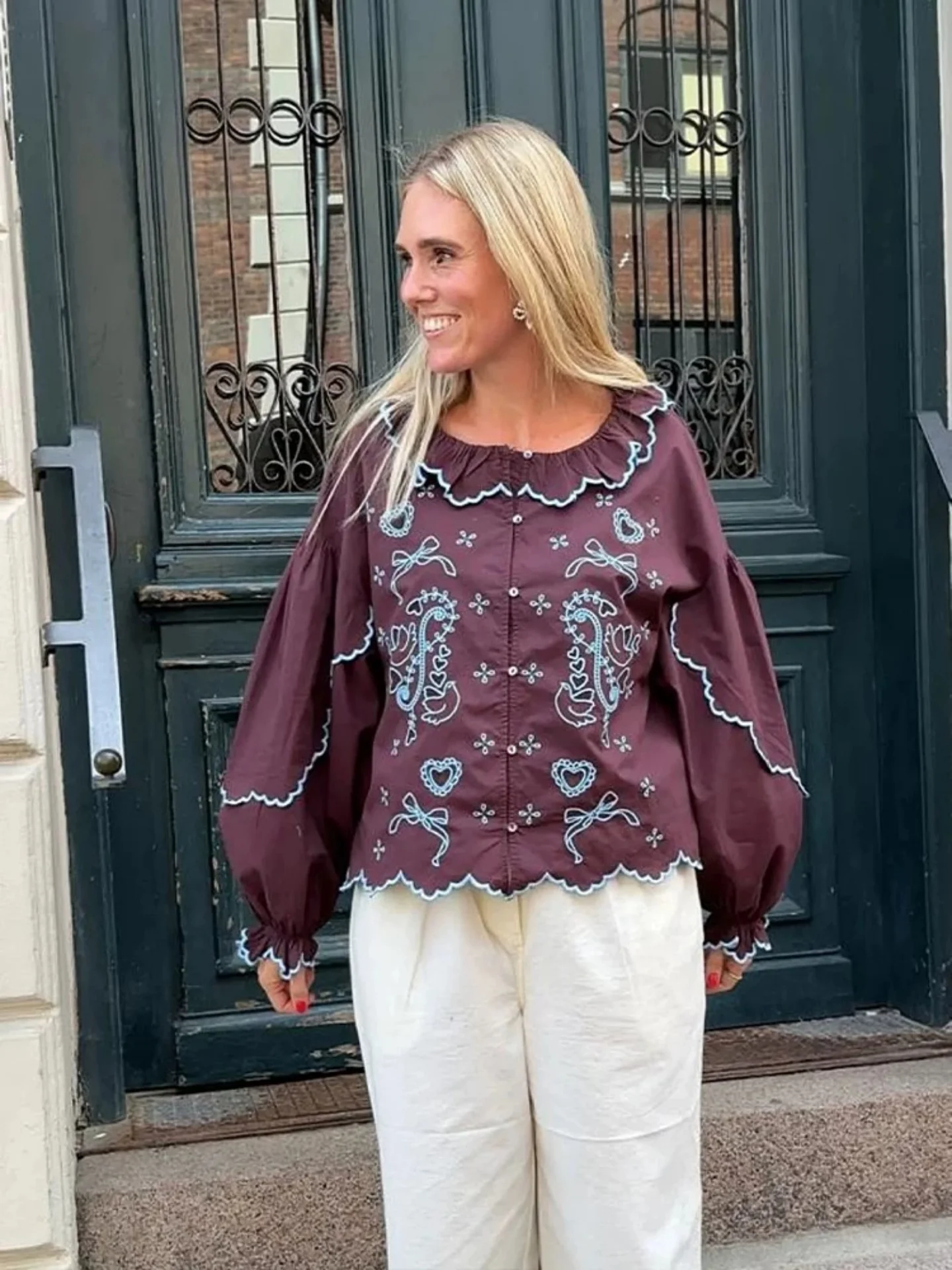 

Ретро-люксовая рубашка с вышивкой и воротником-куклой, с объемным узором, рукавами-фонариками, женская повседневная модная блузка, летний сезон, стандартная длина