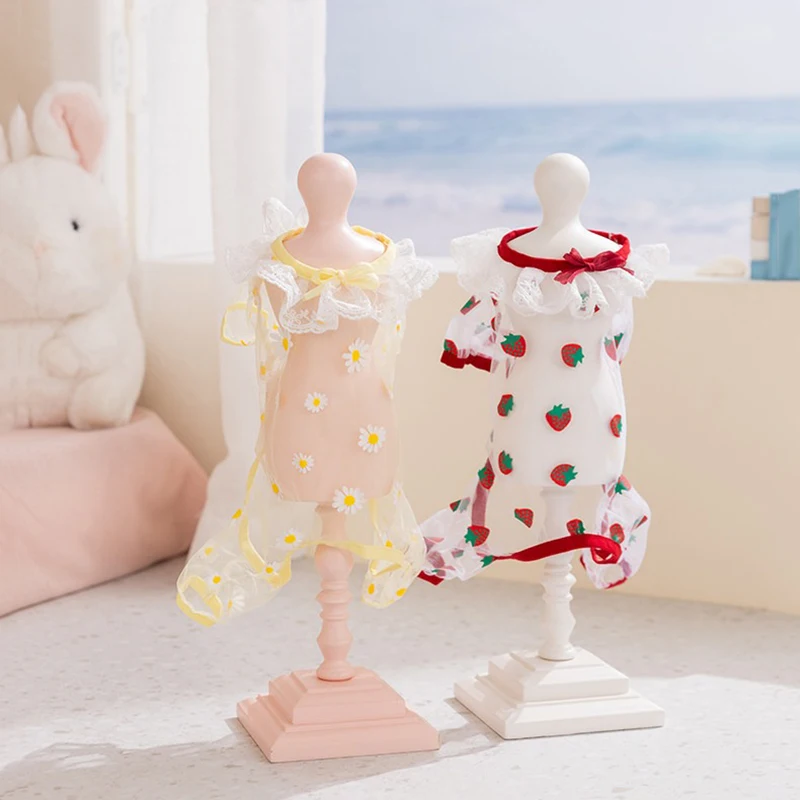 Tuta Estiva Traspirante Anti-Insetti per Cuccioli, Abbigliamento a Quattro Zampe con Motivo Fragola per Cani Teddy, Copertura Protettiva per Bichon