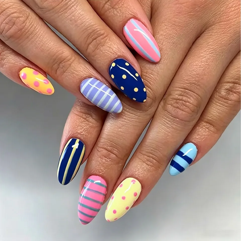 24pcs uñas postizas almendra medianas con diseño de rayas, estrellas y lunares, francesas negras, tips desmontables para arte de uñas 3