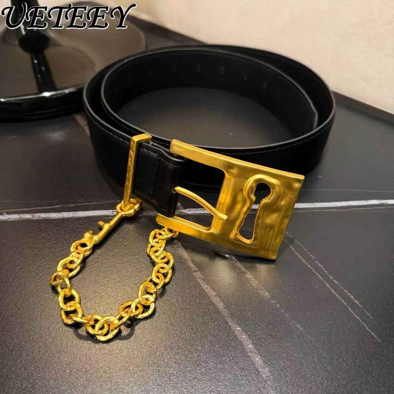 ニッチデザイン女性用puレザーベルト、メタルチェーン装飾付きワイドベルトアクセサリー、セーター、パンツ、ジーンズ、服飾アクセサリーベルト