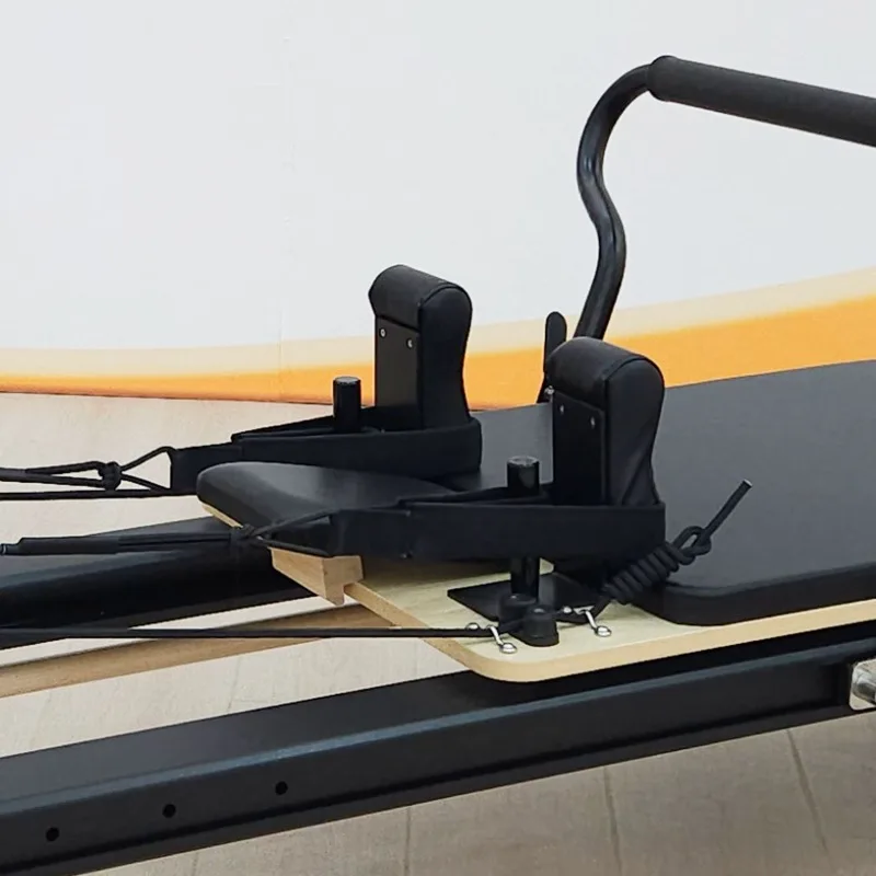 อุปกรณ์ฟิตเนสระดับไฮเอนด์ Black Pilates Reformer ใช้ในเชิงพาณิชย์อลูมิเนียมอัลลอยด์ Pilates Reformer Machine พร้อม Half Tower
