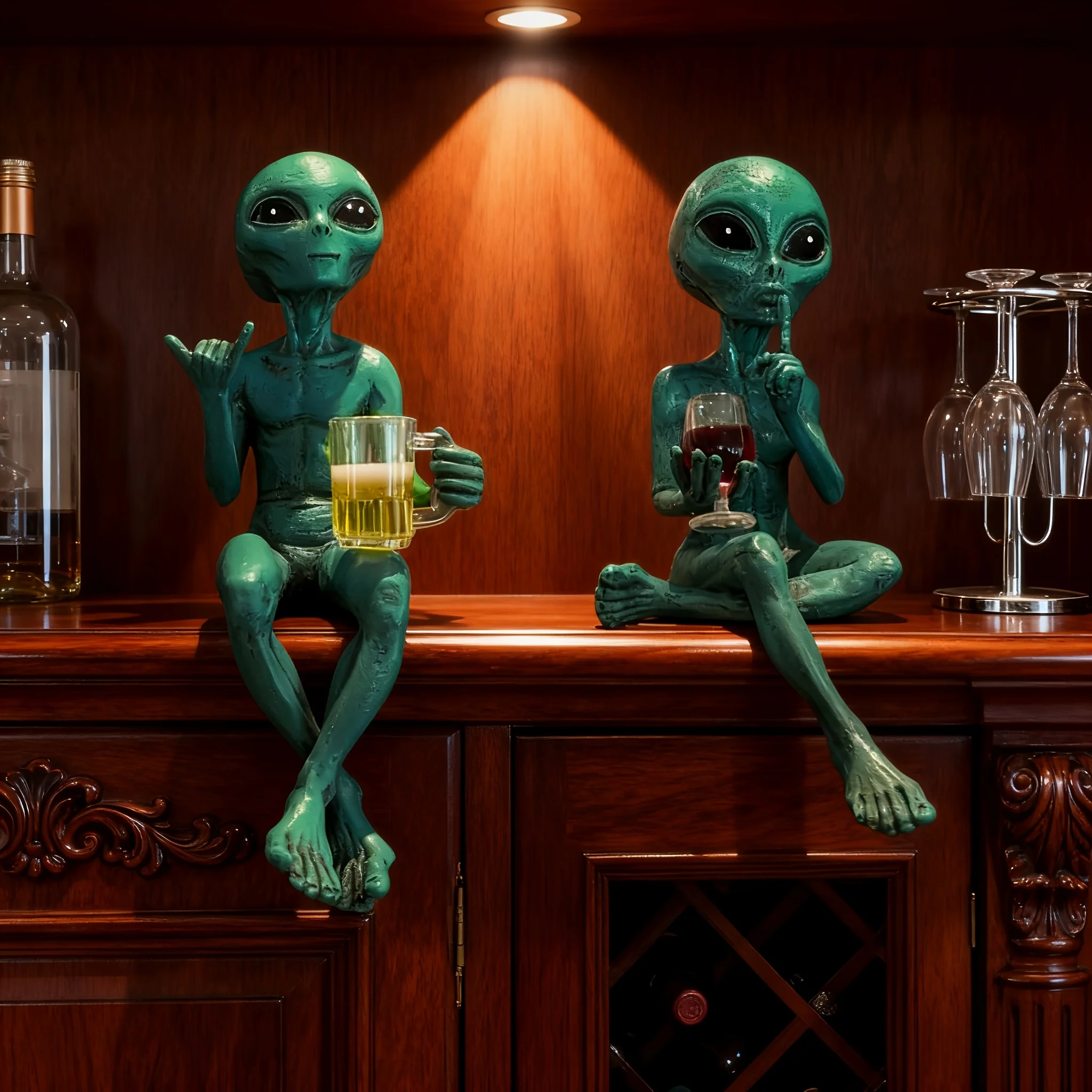Lot de 2 figurines en résine Alien vert avec vin rouge et bière - Statue Alien à peau verte, objet de collection, décoration science-fiction pour salon