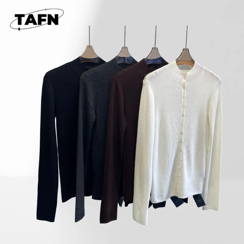 

Premium Cashmere Cardigan – Retro Chic and Cozy for Casual Occasions Soft and Stylish for Casual Wear AI1437