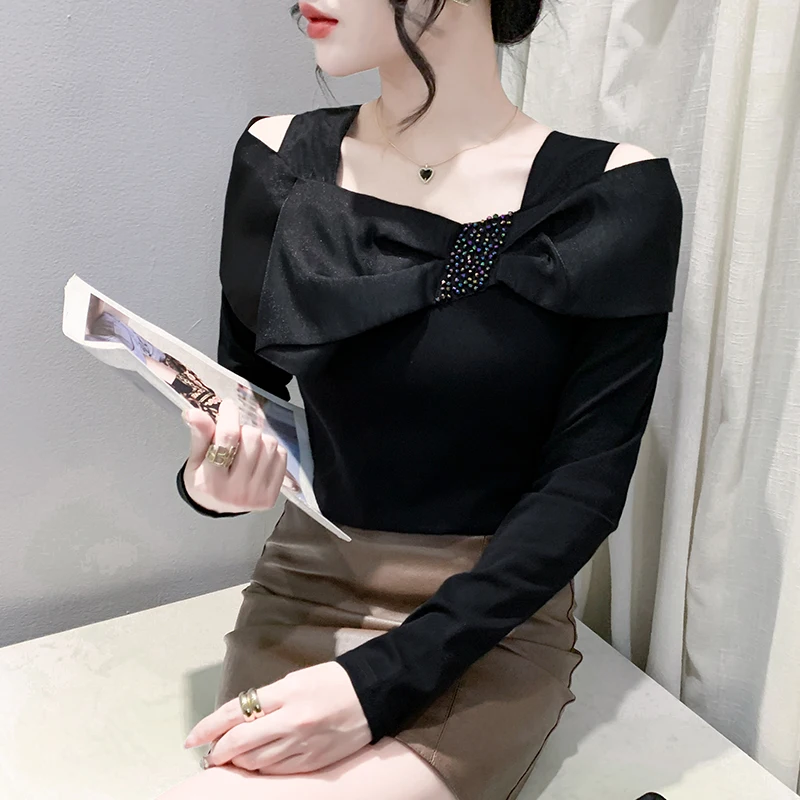 เสื้อยืด MadBlack-Women สไตล์ยุโรป คอเฉียงผูกโบว์ประดับลูกปัด เซ็กซี่ สตรีทแวร์ แขนยาว ทรงเข้ารูป ไซส์ M-3XL รุ่นใหม่ประจำฤดูใบไม้ร่วงปี 2025 รหัสสินค้า T59413CC