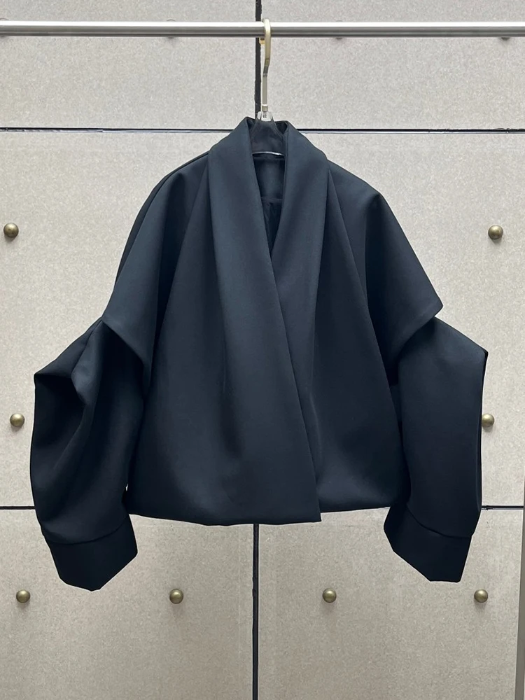 Jacket with a geometric silhouette—a stylish, sophisticated women's jacket featuring wide sleeves for Autumn/Winter 2026.