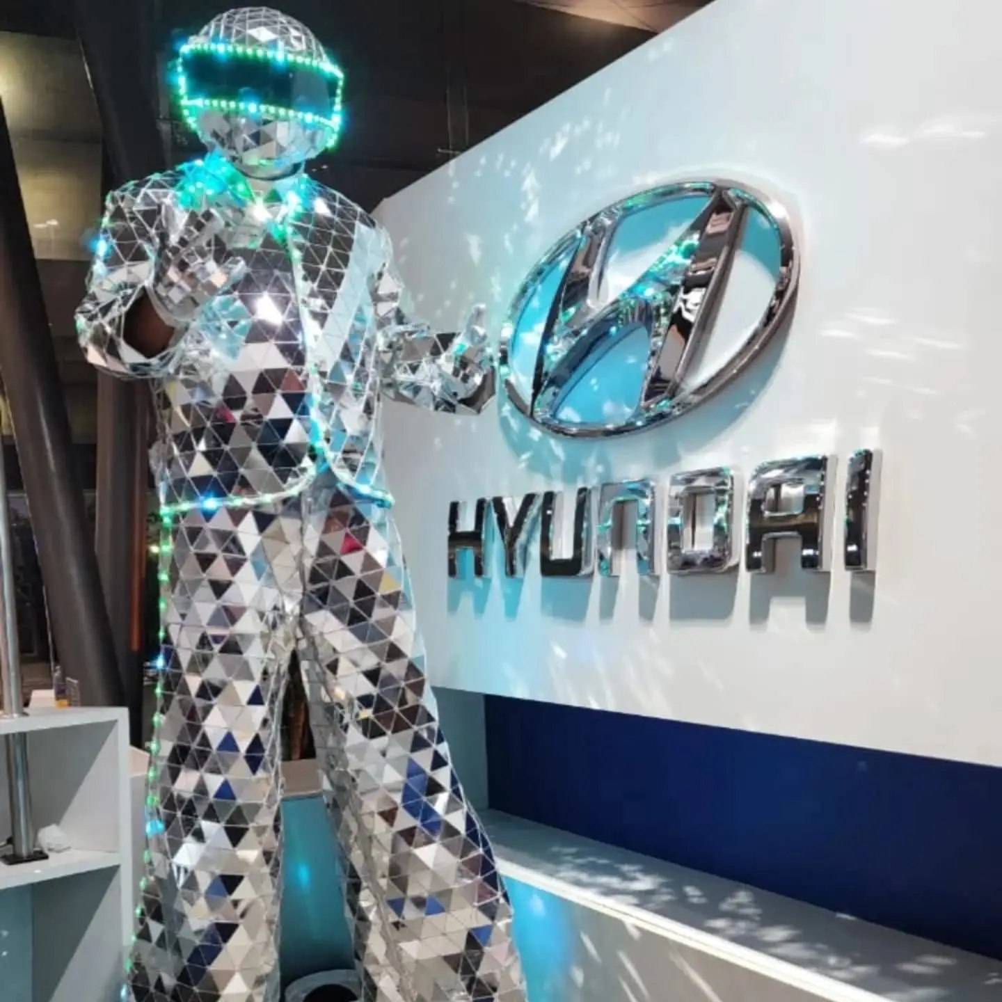 Zancos LED de Carnaval, disfraz de espejo para caminar, traje de espectáculo dorado para hombre, vestido de actuación en escenario, ropa de baile para fiesta cosida a mano