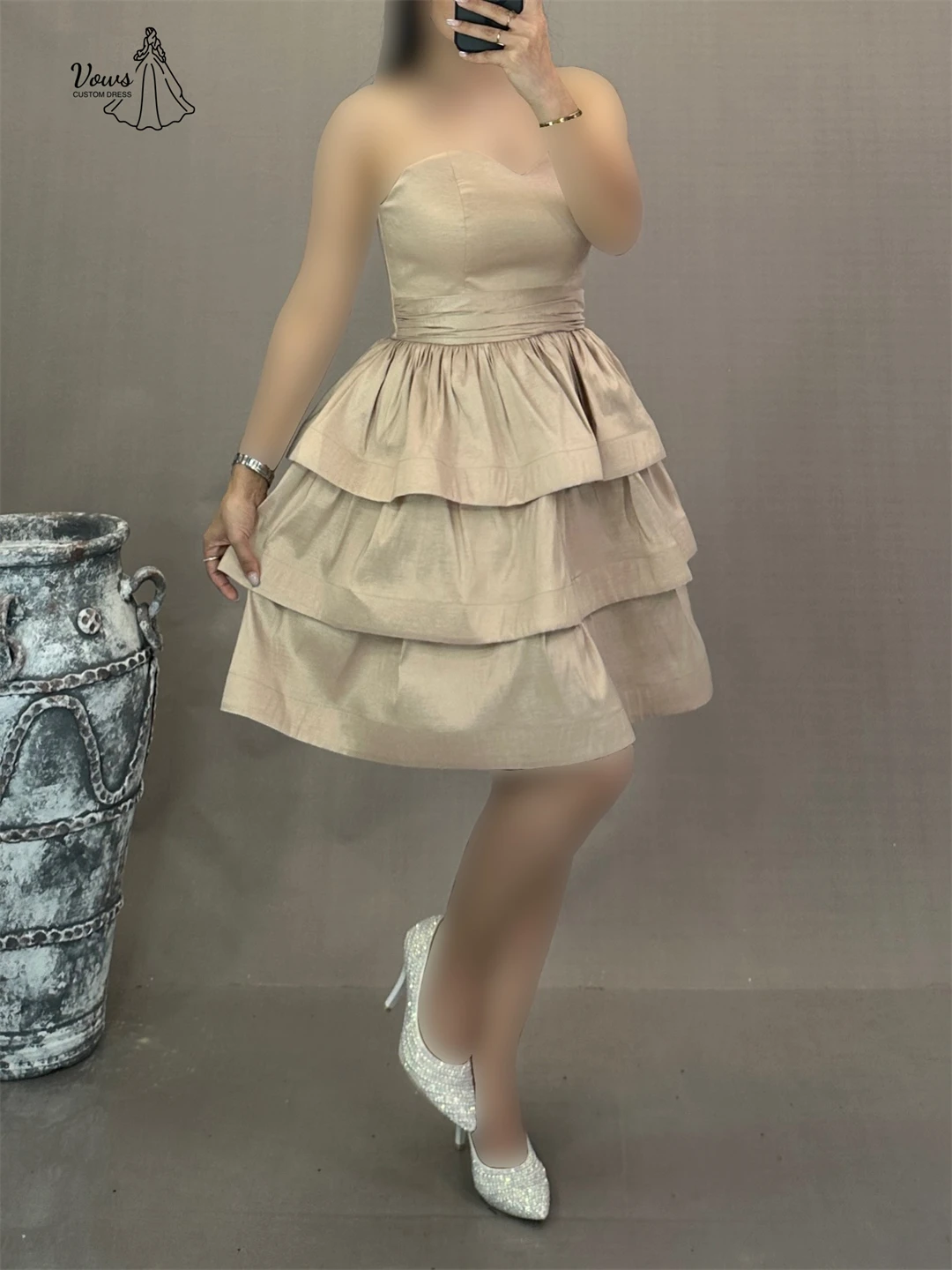 ชุดราตรีงานแต่งงานสั่งตัดพิเศษสำหรับพิธีแต่งงานปี 2025 ทรงเอ กระโปรงสั้นหลายชั้นแบบเปิดไหล่