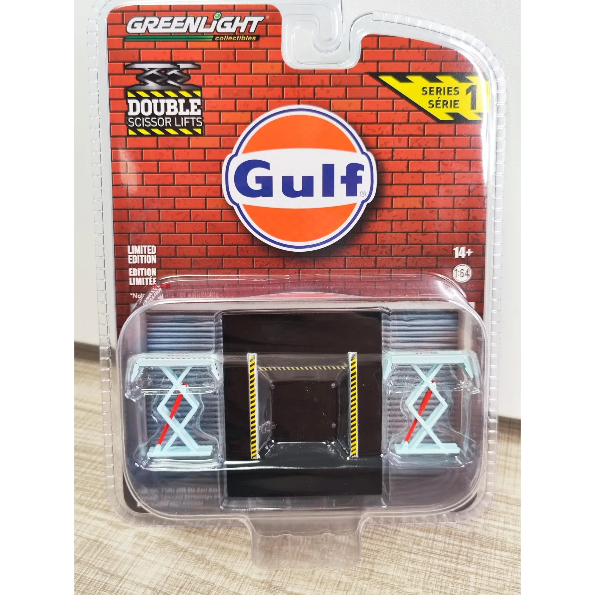 

GreenLight 1:64 Double Scissor Lift Gulf Oil Collection Ornament Diecast Alloy Car Model Collectible