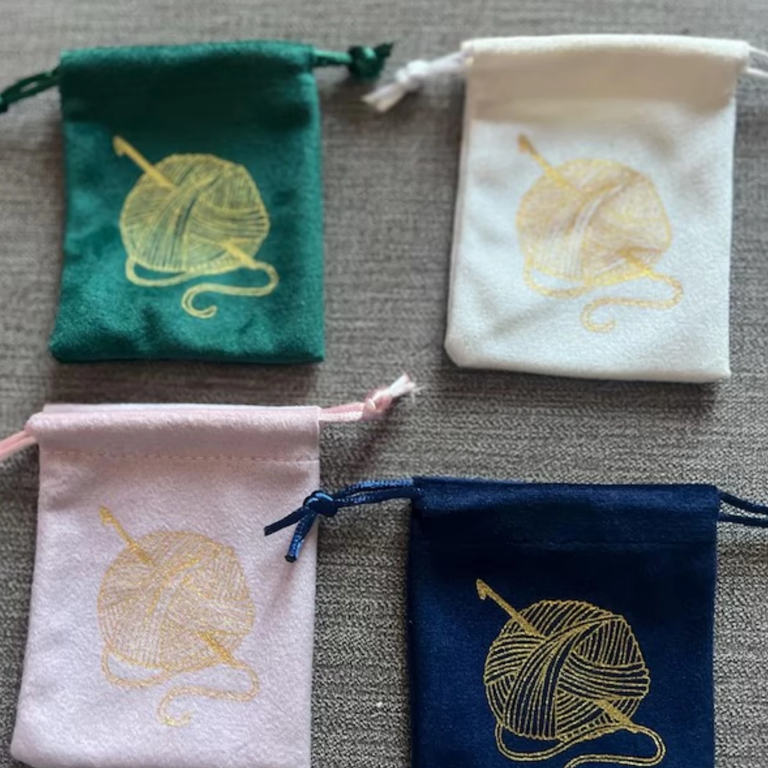 

Персонализированная фиолетовая шкатулка для драгоценностей из 20 шт. с мешочком из микрофибры: набор упаковки с логотипом