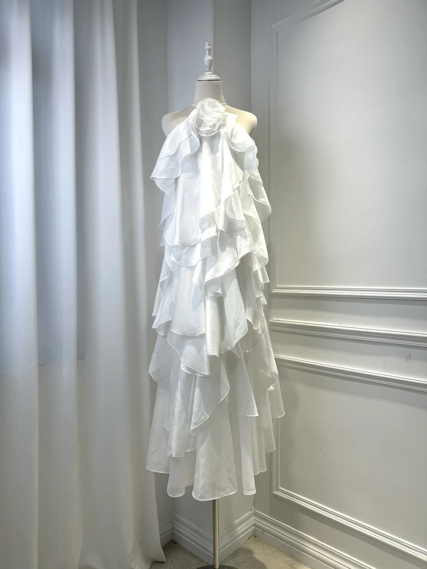 

Women's Ruffles Layered White Robe 3D Flower Decoration Halter Neck Sleeveless Backless Holiday Ladies Maxi Dress