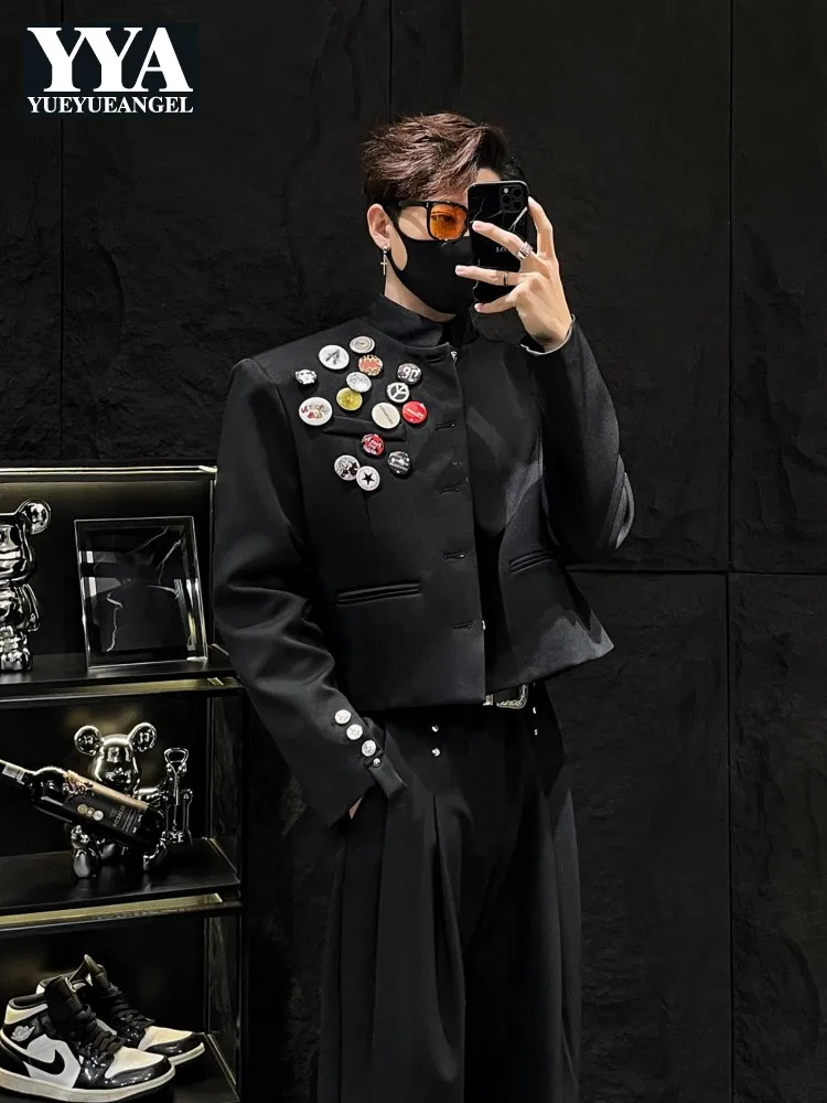 

Мужской черный свободный костюм-двойка: укороченный пиджак с отложным воротником и брюки полной длины, с нашивкой, на одной пуговице