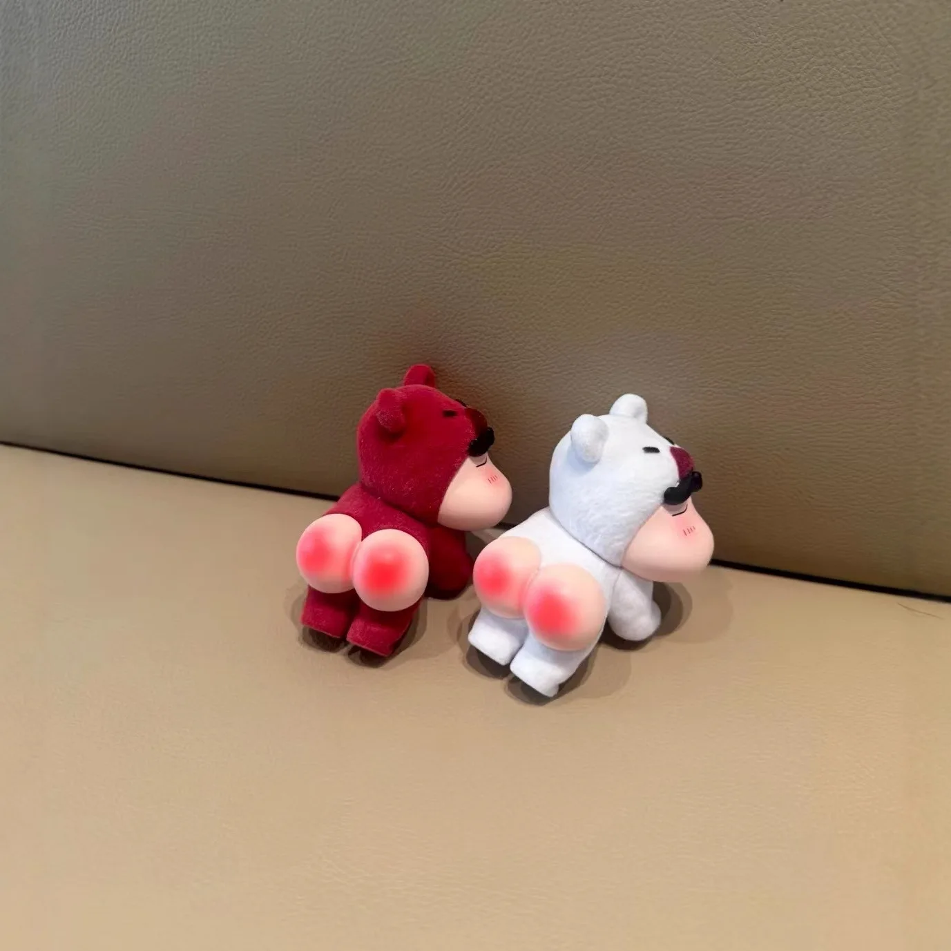 Anime shinchan urso de pelúcia com design engraçado de bunda colecionável novidade ornamento de carro decoração de mesa presente