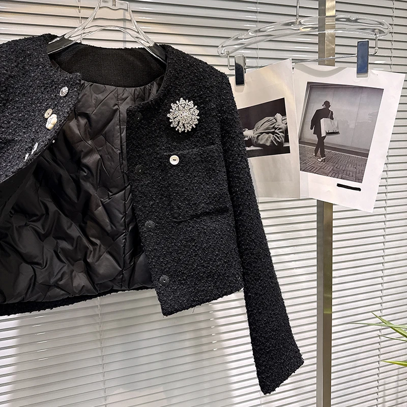 Krótka kurtka z metalową klamrą w stylu małej, delikatnej ozdoby, z wyściółką z puchu, elegancka i modna, nowość na zimę 2025 dla kobiet.